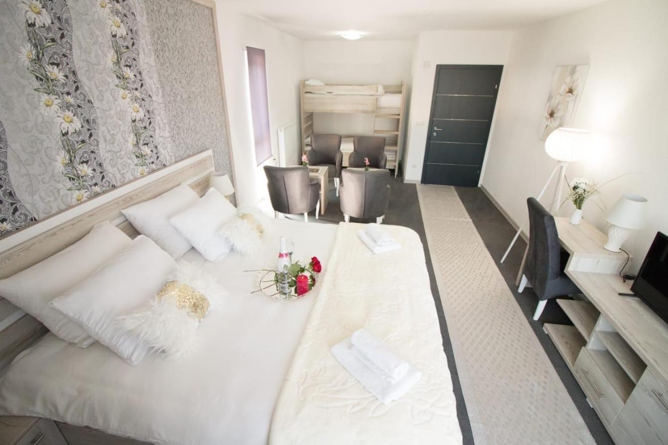 Aparthotel "Queen Zina" Vlasic Exterior photo